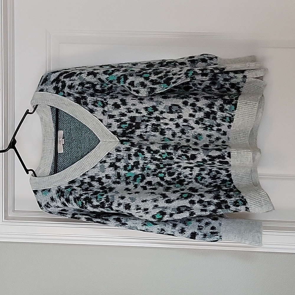 NWOT Loft V neck Leopard Sweater sz L